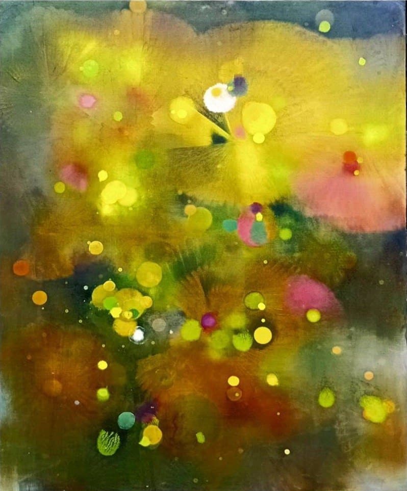 UNTITLED อำนาจ วชิระสูตร ภาพแนวตั้งเต็มไปด้วยจุดสีเหลือง เขียว แดง และฟ้า